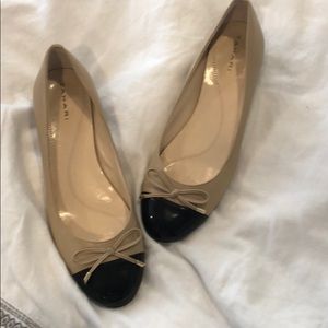 Tahari Two Tone Black & Tan flat